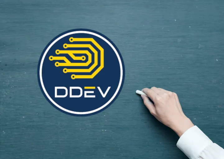 El logo de DDEV sobre una pizarra