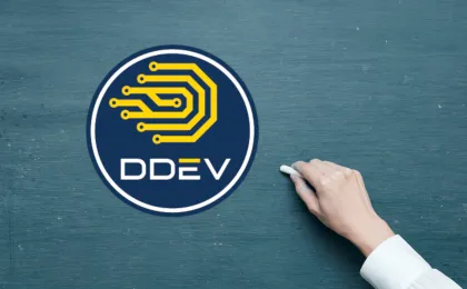 El logo de DDEV sobre una pizarra